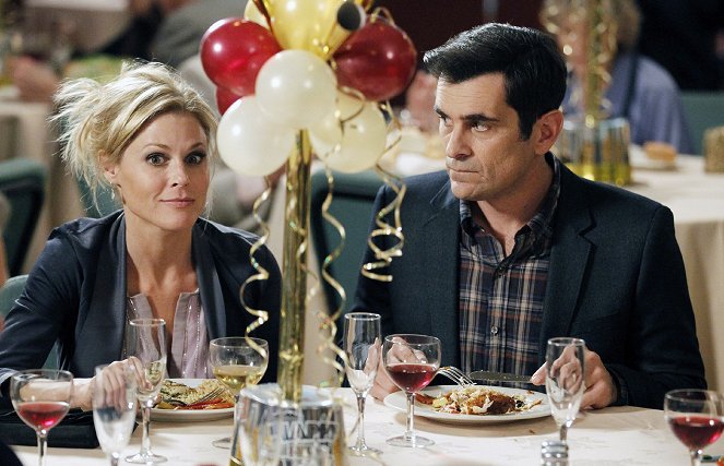 Modern Family - New Year's Eve - Photos - Julie Bowen, Ty Burrell