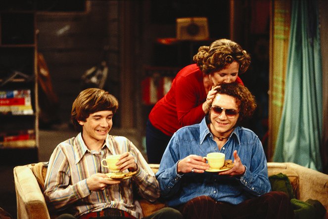 That '70s Show - Season 1 - Hyde Moves In - Photos - Topher Grace, Debra Jo Rupp, Danny Masterson