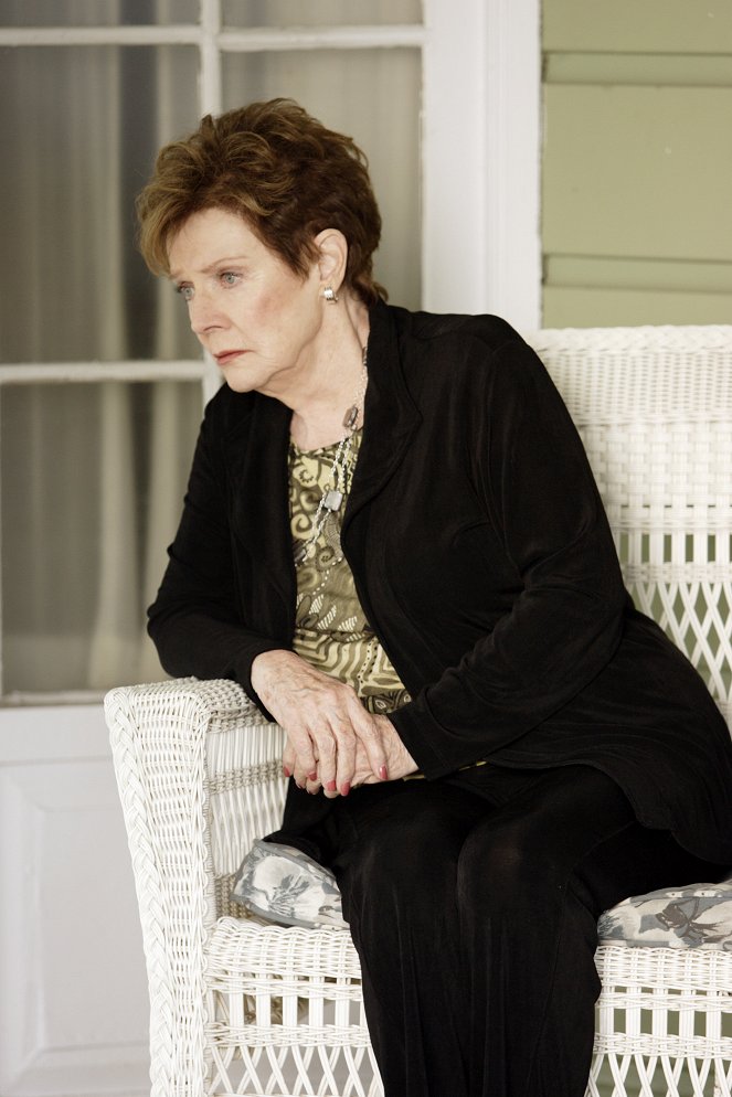Desperate Housewives - You Can't Judge a Book by Its Cover - Photos - Polly Bergen