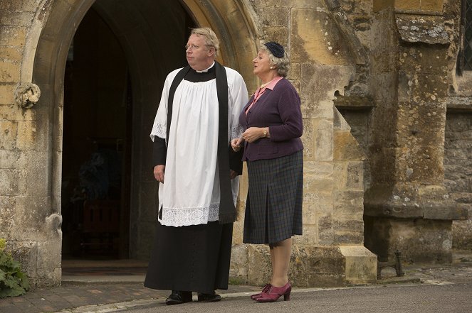 Father Brown - The Deadly Seal - Van film - Mark Williams, Sorcha Cusack