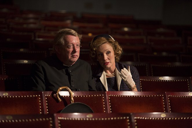 Father Brown - The Deadly Seal - Van film - Mark Williams, Nancy Carroll