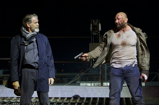 Atentado en el estadio - De la película - Pierce Brosnan, Dave Bautista