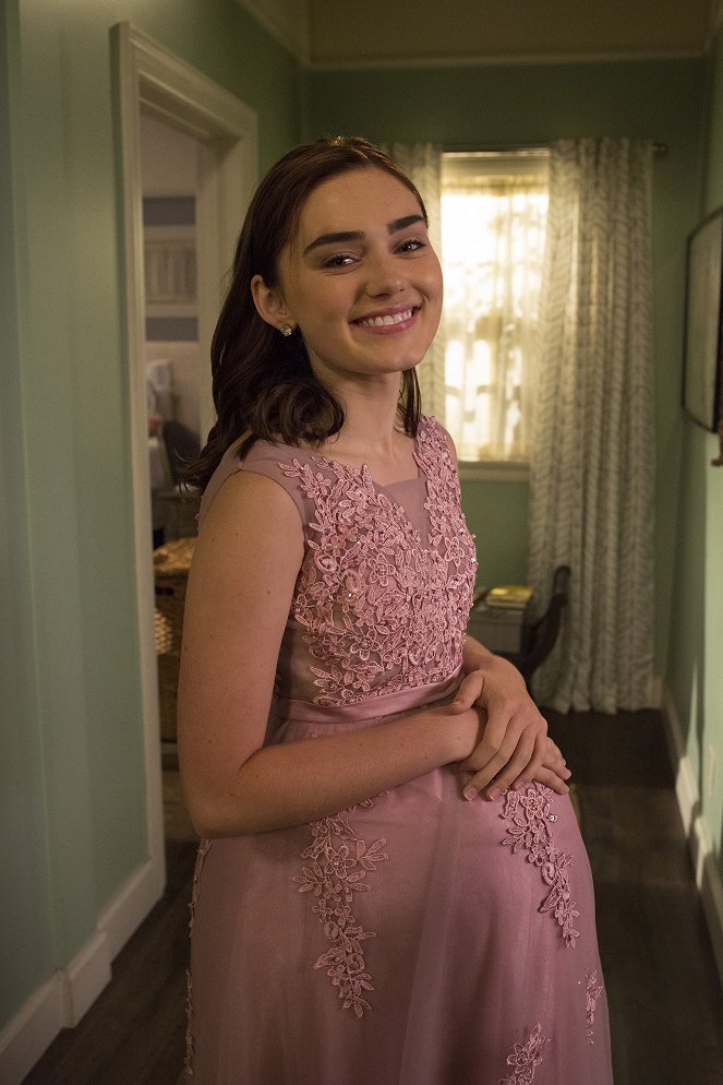 American Housewife - Season 2 - Boo-Who? - Making of - Meg Donnelly