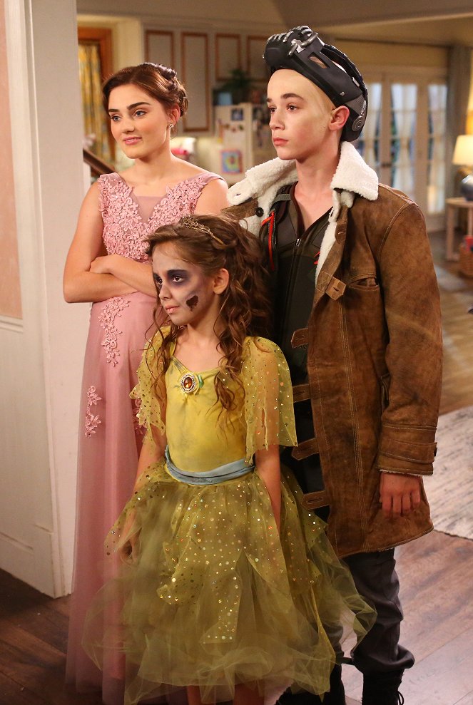 American Housewife - Boo-Who? - Photos - Meg Donnelly, Julia Butters, Daniel DiMaggio