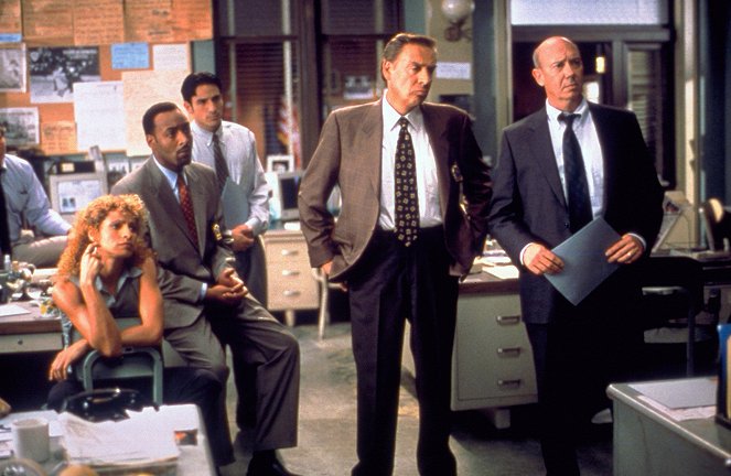 Law & Order: Special Victims Unit - Season 1 - ...Or Just Look Like One - Photos - Michelle Hurd, Jerry Orbach, Dann Florek