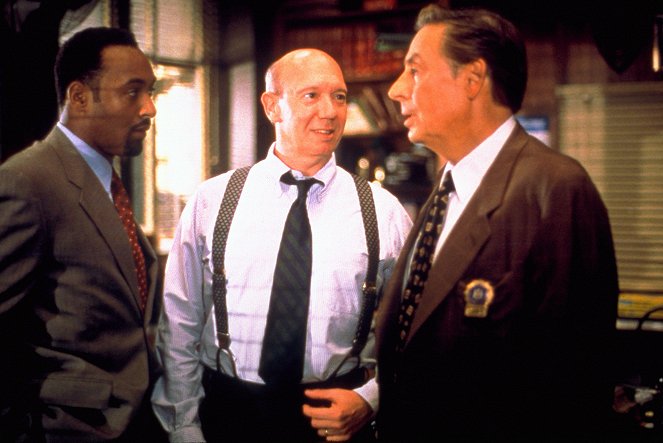 Law & Order: Special Victims Unit - Season 1 - ...Or Just Look Like One - Photos - Dann Florek, Jerry Orbach