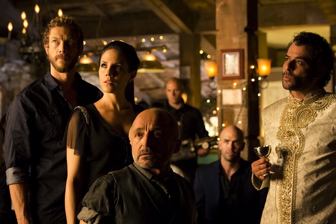 Lost Girl - Of All the Gin Joints - Filmfotos - Kris Holden-Ried, Anna Silk, Richard Howland, Alex Karzis