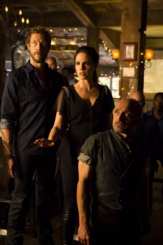 Lost Girl - Season 4 - Of All the Gin Joints - Photos - Kris Holden-Ried, Anna Silk, Richard Howland