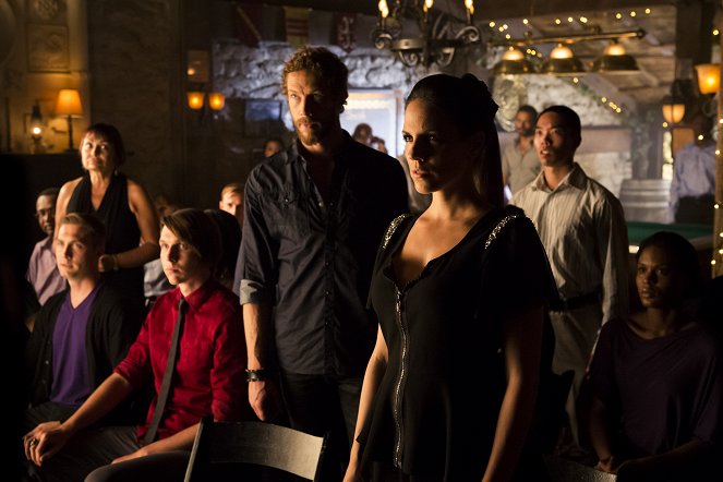 Lost Girl - Season 4 - Of All the Gin Joints - Photos - Kris Holden-Ried, Anna Silk