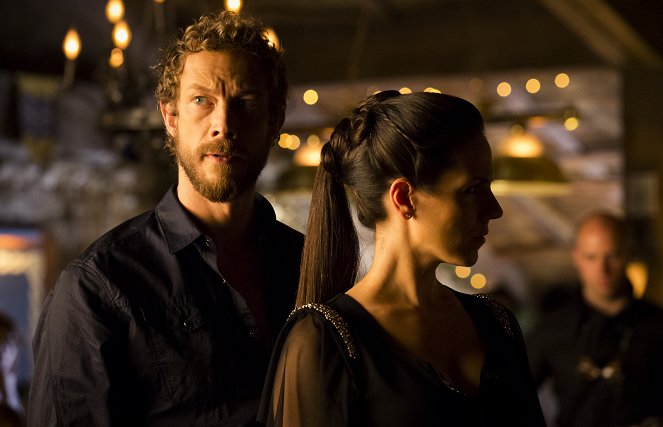 Lost Girl - Season 4 - Of All the Gin Joints - Photos - Kris Holden-Ried, Anna Silk