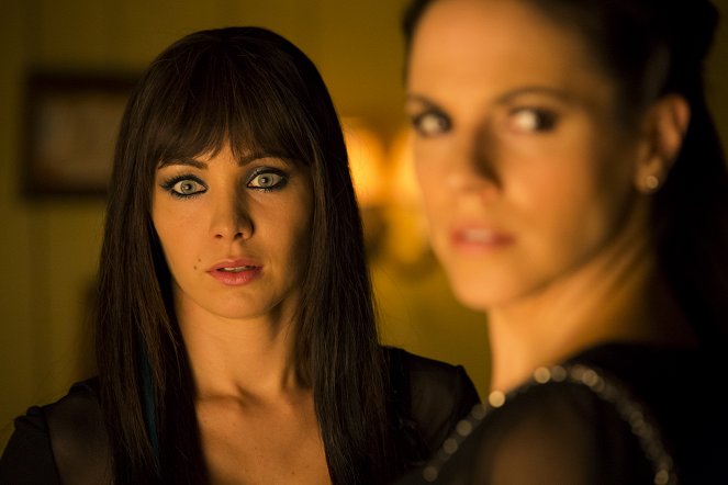 Lost Girl - Season 4 - Of All the Gin Joints - Photos - Ksenia Solo