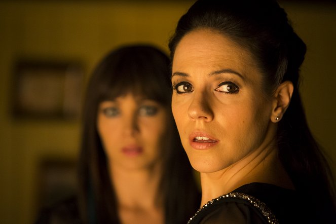 Lost Girl - Of All the Gin Joints - Photos - Anna Silk