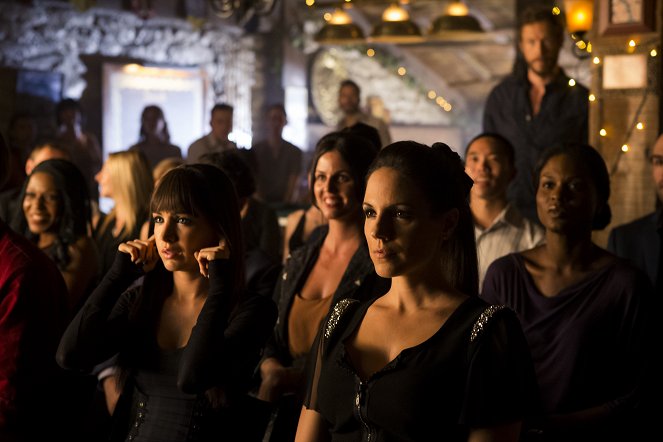 Lost Girl - Season 4 - Of All the Gin Joints - Filmfotos - Ksenia Solo, Anna Silk