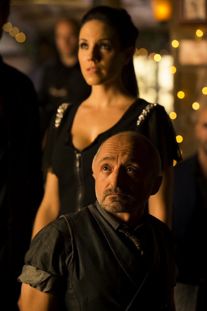 Lost Girl - Season 4 - Of All the Gin Joints - Photos - Richard Howland