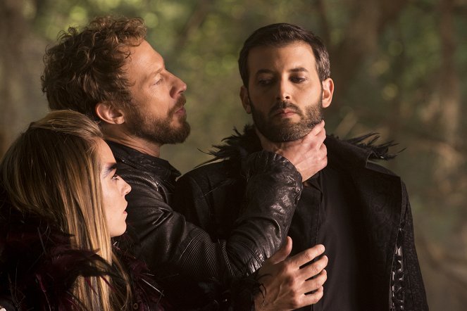 Lost Girl - Schicksalskind - Filmfotos - Kris Holden-Ried, Jonathan Watton