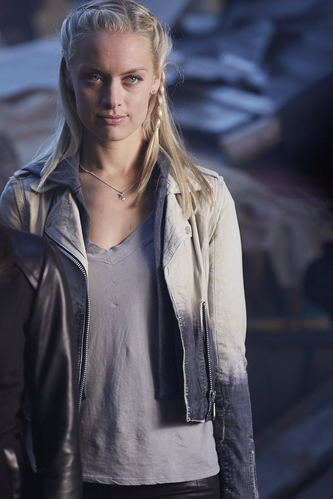 Lost Girl - Season 4 - End of a Line - Photos - Rachel Skarsten