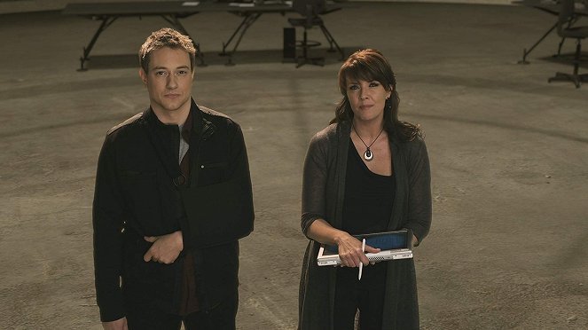 Sanctuary - Season 3 - Firewall - Photos - Amanda Tapping