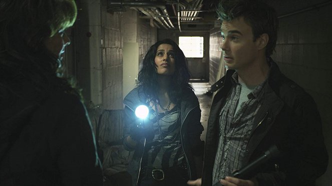 Sanctuary - Season 3 - Breach - Photos - Agam Darshi, Robin Dunne