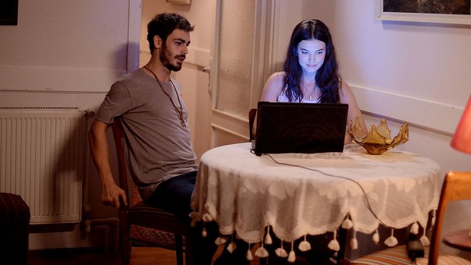Bir Deli Rüzgar - Episode 1 - Kuvat elokuvasta - Erdem Kaynarca, Pınar Deniz