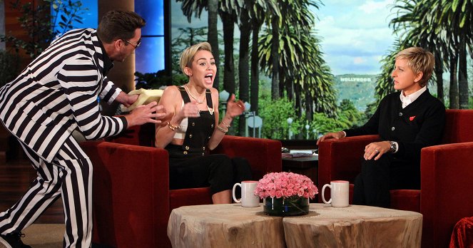 Ellen: The Ellen DeGeneres Show - Photos - Miley Cyrus, Ellen DeGeneres