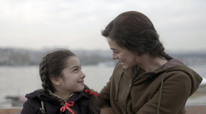 Kadın - Season 1 - Episode 6 - Kuvat elokuvasta - Kübra Süzgün, Özge Özpirinçci