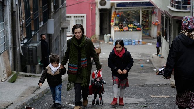 A Woman - Episode 11 - Photos - Ali Semi Sefil, Özge Özpirinçci, Kübra Süzgün