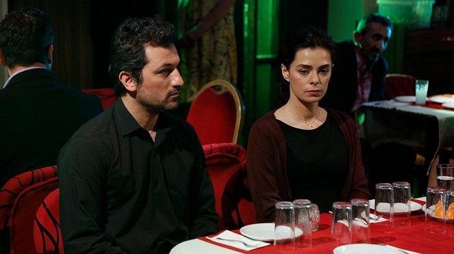 Kadın - Episode 14 - Filmfotos - Feyyaz Duman, Özge Özpirinçci