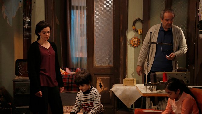 Kadın - Episode 19 - Kuvat elokuvasta - Özge Özpirinçci, Ali Semi Sefil, Şerif Erol, Kübra Süzgün
