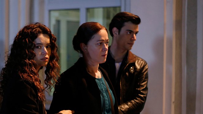 Kadın - Season 1 - Kuvat elokuvasta - Seray Kaya, Bennu Yıldırımlar