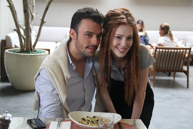 V hre je láska - Season 1 - Pilot - Z filmu - Salih Bademci, Elçin Sangu