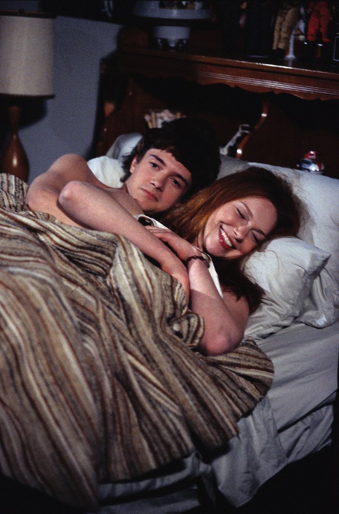 Aquellos maravillosos 70 - Season 2 - Sleepover - De la película - Topher Grace, Laura Prepon