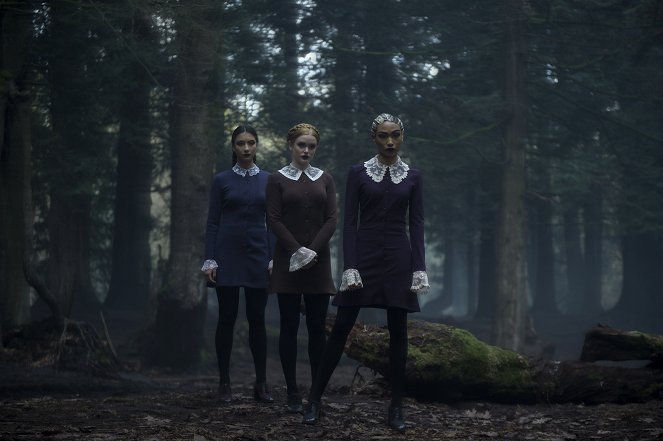 Chilling Adventures of Sabrina - Chapter One: October Country - Photos - Adeline Rudolph, Abigail Cowen, Tati Gabrielle