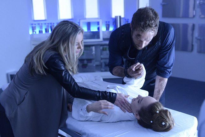 Lost Girl - Like Hell: Part 2 - Photos - Zoie Palmer, Ksenia Solo, Kris Holden-Ried