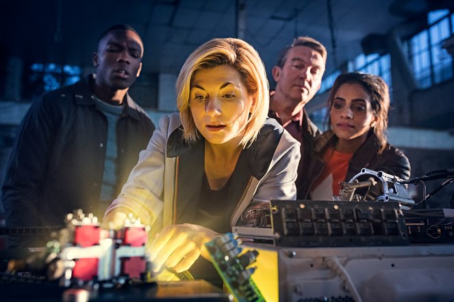 Doctor Who - Season 11 - The Woman Who Fell to Earth - Photos - Tosin Cole, Jodie Whittaker, Bradley Walsh, Mandip Gill