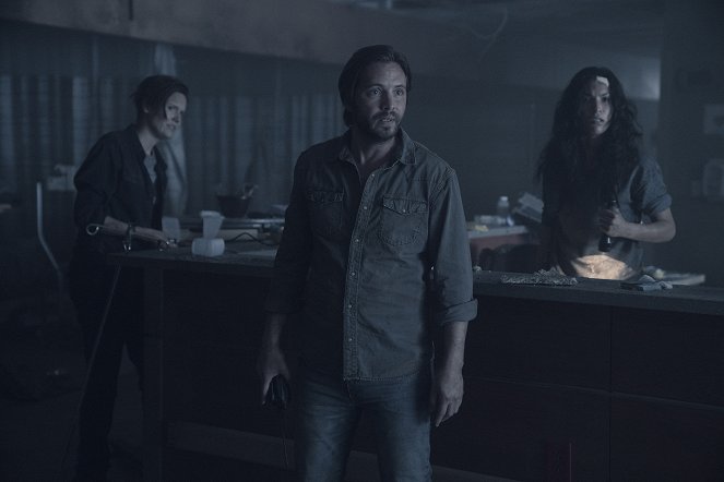Fear the Walking Dead - Słupek 54 - Z filmu - Maggie Grace, Aaron Stanford, Danay Garcia