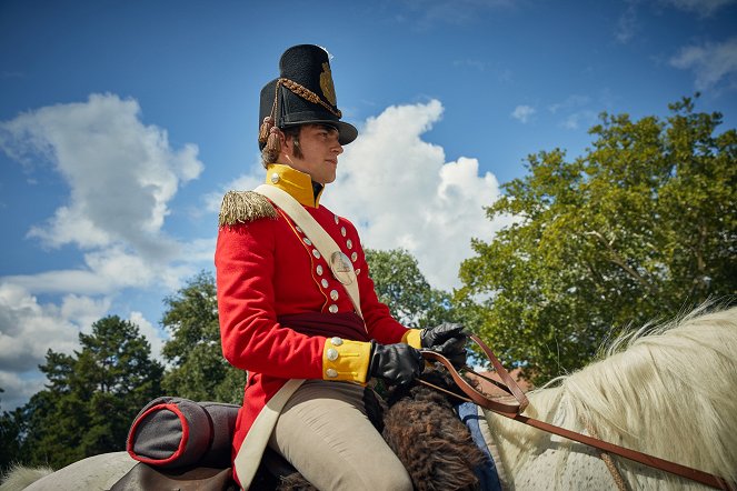 Hiúság vására - In Which Becky Joins Her Regiment - Filmfotók - Charlie Rowe
