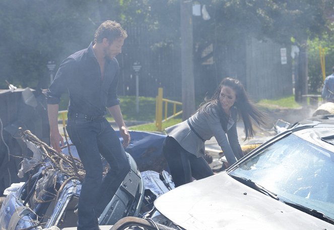 Lost Girl - Season 5 - Here Comes the Night - Photos - Kris Holden-Ried, Anna Silk
