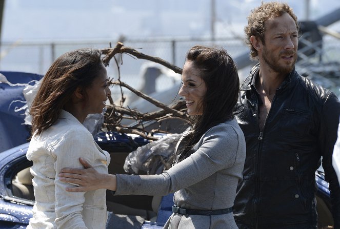 Lost Girl - Here Comes the Night - Van film - Anna Silk, Kris Holden-Ried