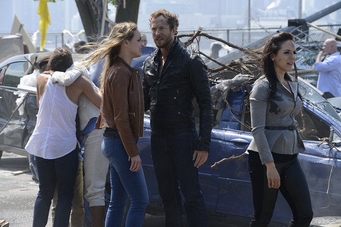 Lost Girl - Here Comes the Night - Photos - Rachel Skarsten, Kris Holden-Ried, Anna Silk