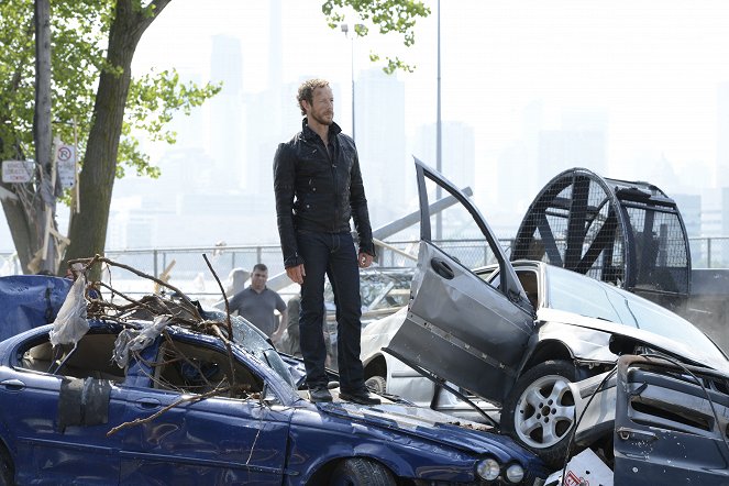 Lost Girl - Here Comes the Night - Photos - Kris Holden-Ried