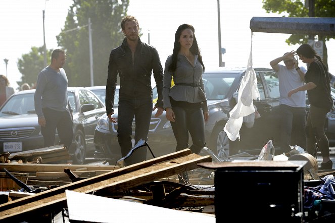 Lost Girl - Here Comes the Night - Photos - Kris Holden-Ried, Anna Silk