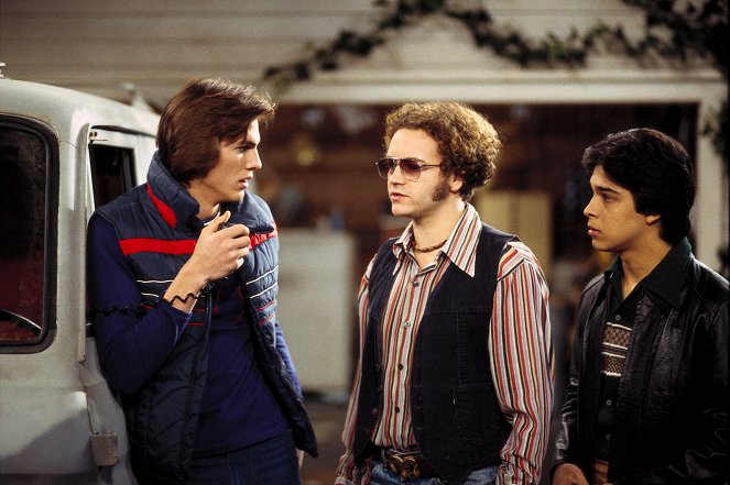 Azok a 70-es évek - show - Season 2 - Parents Find Out - Filmfotók - Ashton Kutcher, Danny Masterson, Wilmer Valderrama