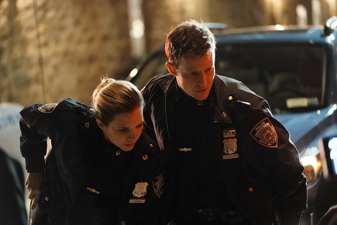 Blue Bloods (Familia de policías) - Season 8 - La cabeza como un bombo - De la película - Vanessa Ray, Will Estes