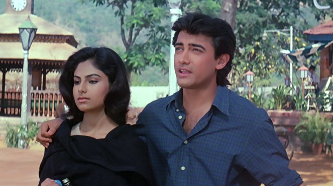 Jo Jeeta Wohi Sikandar - Van film - Ayesha Jhulka, Aamir Khan