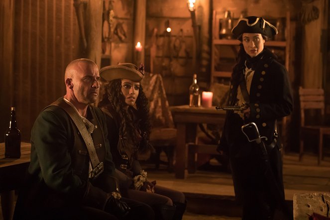 Legends of Tomorrow - The Curse of the Earth Totem - Photos - Dominic Purcell, Maisie Richardson-Sellers, Courtney Ford