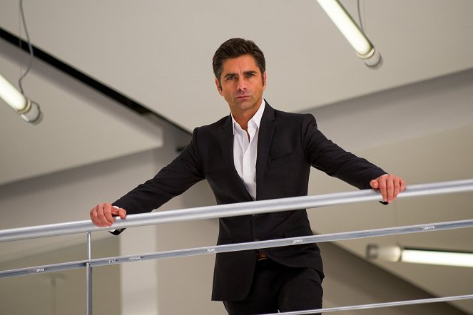 Necessary Roughness - Swimming with Sharks - Do filme - John Stamos
