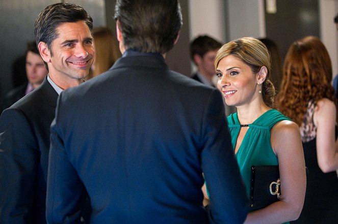 Necessary Roughness - Swimming with Sharks - Photos - John Stamos, Callie Thorne
