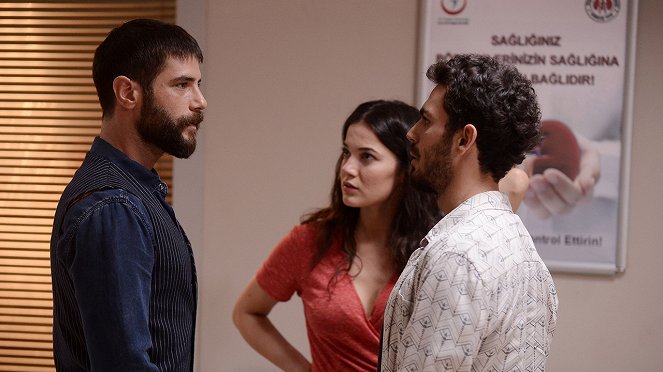 Bir Deli Rüzgar - Episode 2 - Filmfotos - Berk Cankat, Pınar Deniz, Erdem Kaynarca