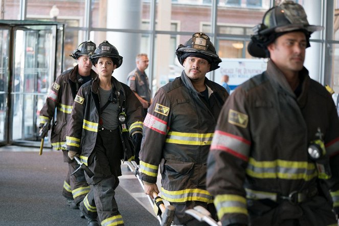 Chicago Fire - Season 7 - Sie ist weg - Filmfotos - Miranda Ray Mayo, Joe Minoso