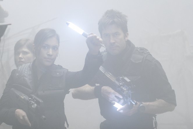Stargate Atlantis - Season 5 - Geflüster - Filmfotos - Janina Gavankar, Joe Flanigan